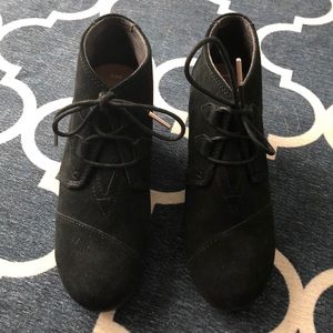 black toms wedges